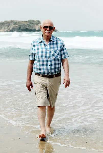 Guapos hombres maduros en la playa —  Fotos de Stock