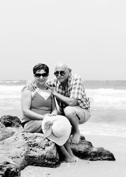 Feliz casal de idosos desfrutando de suas férias de aposentadoria perto do mar — Fotografia de Stock