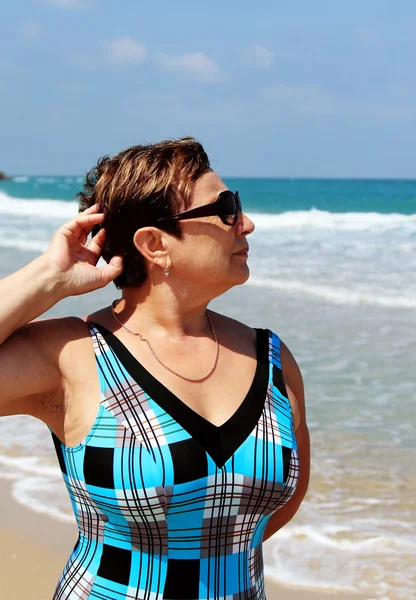 Mujer mayor activa en la playa — Foto de Stock