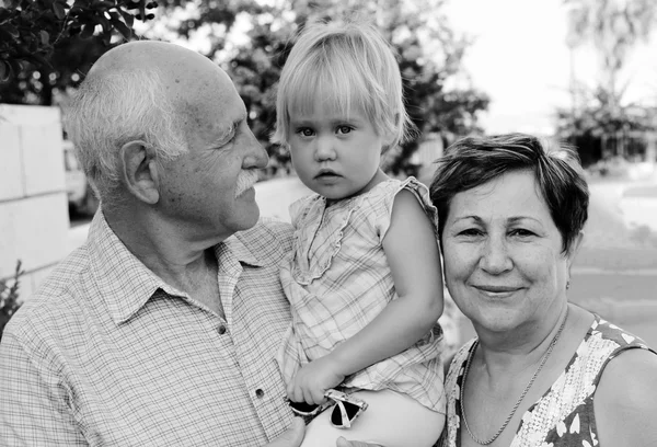 С бабушкой и дедушкой с внуком — стоковое фото
