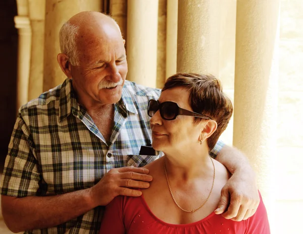 Портрет любящей пожилой пары в отпуске — стоковое фото