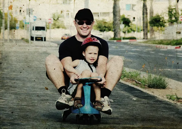 Baba ve oğul birlikte oynama. Fotoğraf eski görüntü stili