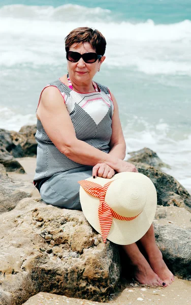 Äldre kvinna på sommarlovet till sjöss — Stockfoto