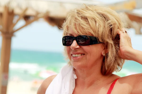 Feliz hermosa mujer mayor en vacaciones de verano en el mar — Foto de Stock