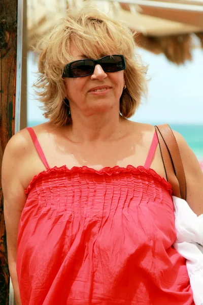 Gelukkig mooie senior vrouw op zomervakantie op zee — Stockfoto