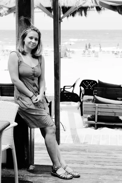 Vrouw in een tropische café op het strand — Stockfoto