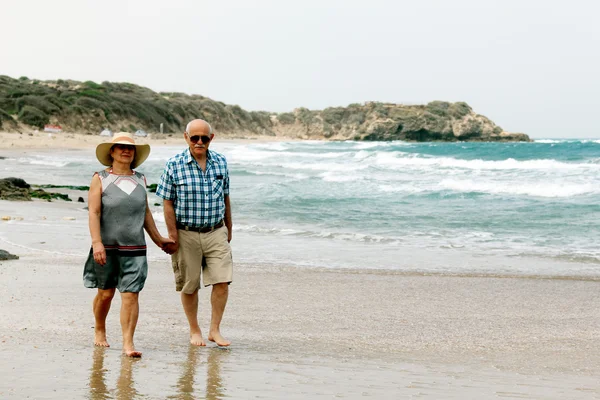 Glückliches älteres Ehepaar genießt seinen Urlaub am Meer — Stockfoto