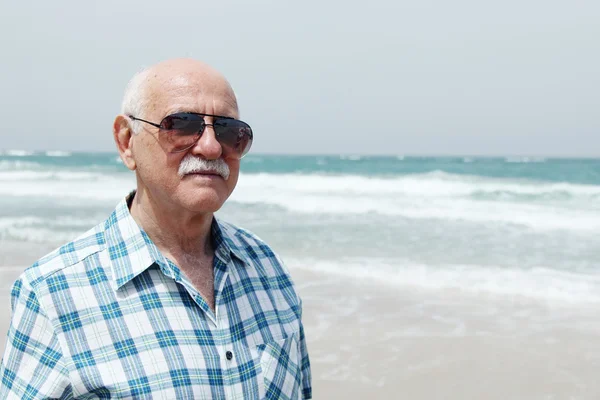 Guapos hombres maduros en la playa — Foto de Stock