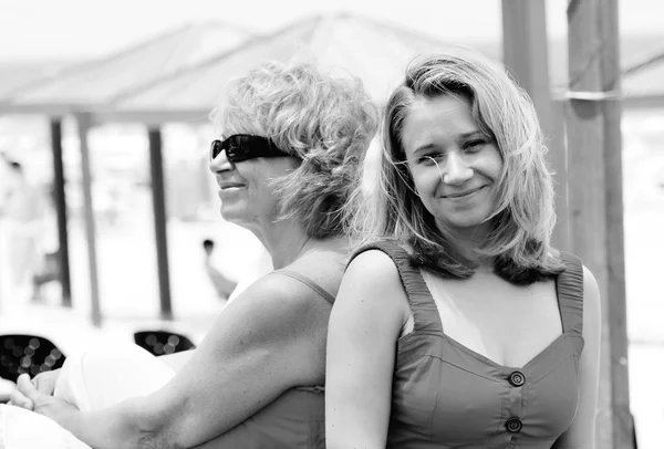 Moeder en dochter op het strand — Stockfoto