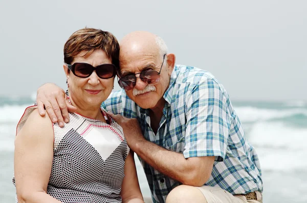 Счастливая пожилая пара наслаждается отпуском на пенсии у моря — стоковое фото