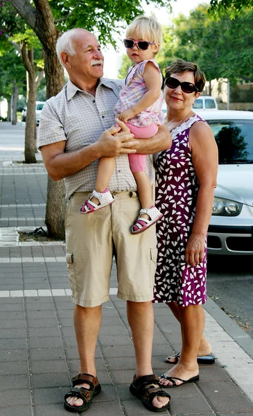 快乐祖父母与孙子女 — 图库照片