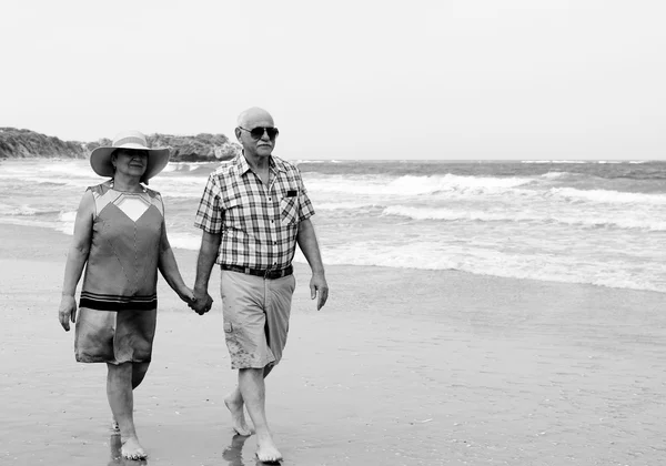 Счастливая пожилая пара наслаждается отдыхом у моря — стоковое фото