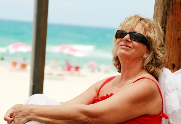 Gelukkig mooie senior vrouw op zomervakantie op zee — Stockfoto