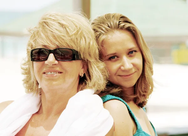Madre e figlia sulla spiaggia — Foto Stock
