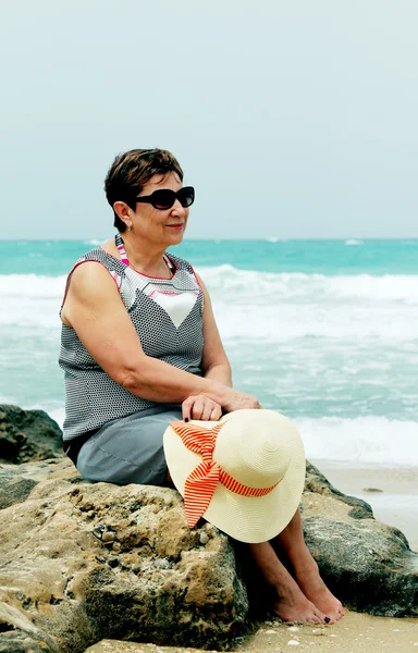 Mujer mayor en vacaciones de verano en el mar — Foto de Stock