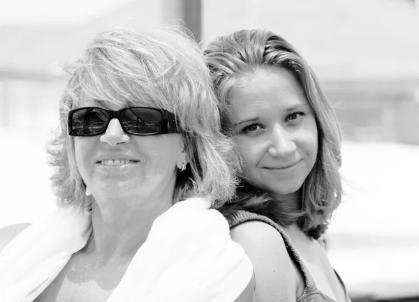 Madre e hija en la playa — Foto de Stock