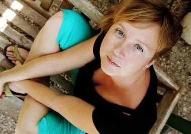 güzel kızıl saçlı bir kadın portresi