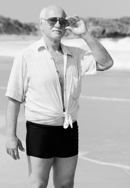 Guapo anciano en la playa — Foto de Stock