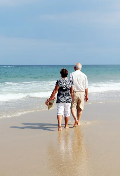 해변에 함께 걷는 행복 한 수석 커플 — 스톡 사진