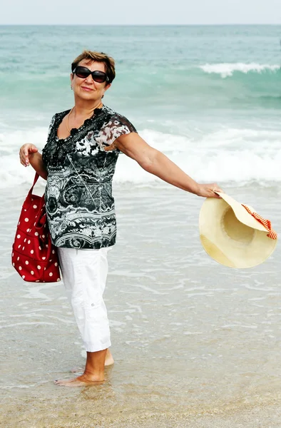 Seniorin im Sommerurlaub auf See — Stockfoto