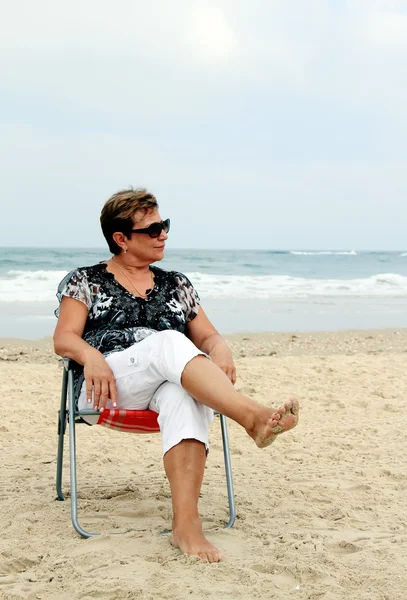Starszy kobieta na wakacje na morzu — Zdjęcie stockowe