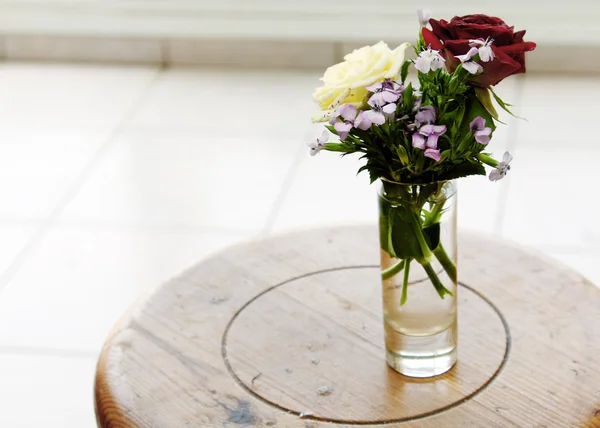 Glas met bloemen — Stockfoto