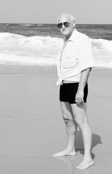 Homem idoso bonito na praia — Fotografia de Stock