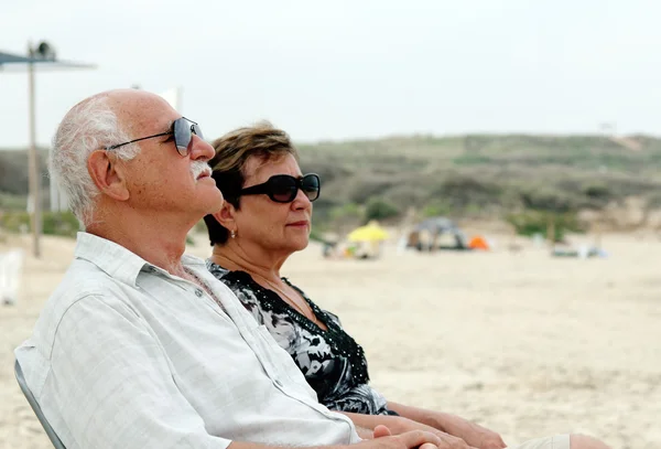 一緒にビーチに座って幸せな先輩カップルの肖像画 — ストック写真