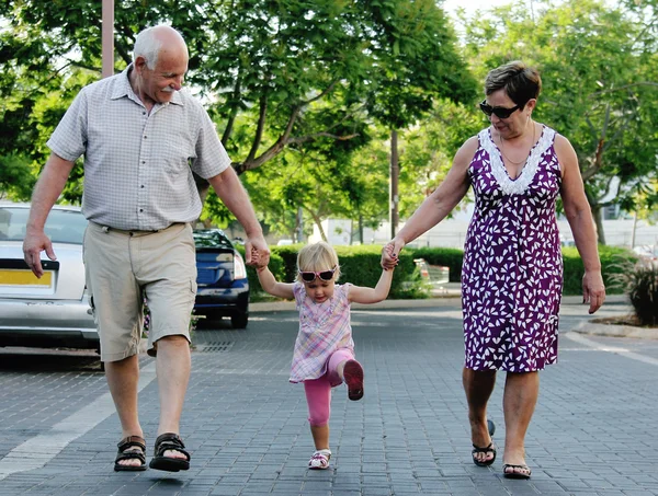 Heureux grands-parents avec petit-enfant — Photo