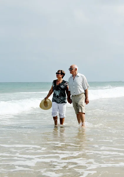 해변에 함께 걷는 행복 한 수석 커플 — 스톡 사진