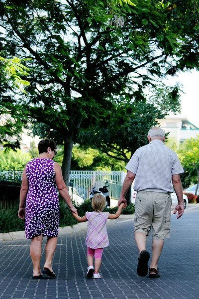 Felice nonni con nipote — Foto Stock