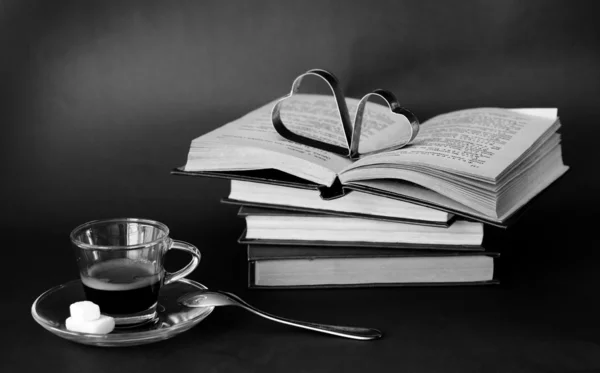 Tasse Kaffee neben alten Büchern — Stockfoto