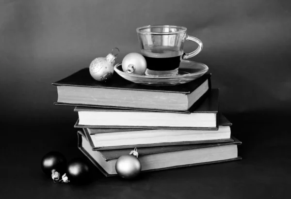 Taza de café en libros antiguos —  Fotos de Stock