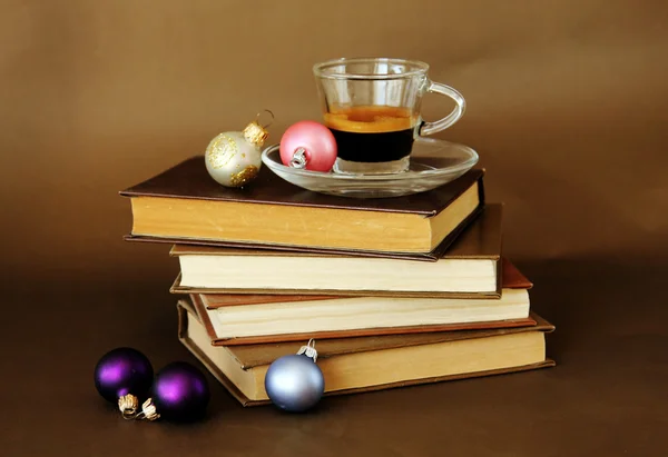 Φλιτζάνι καφέ στα εκλεκτής ποιότητας βιβλία — Φωτογραφία Αρχείου