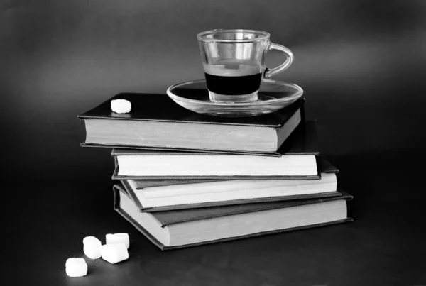 Taza de café en libros antiguos —  Fotos de Stock