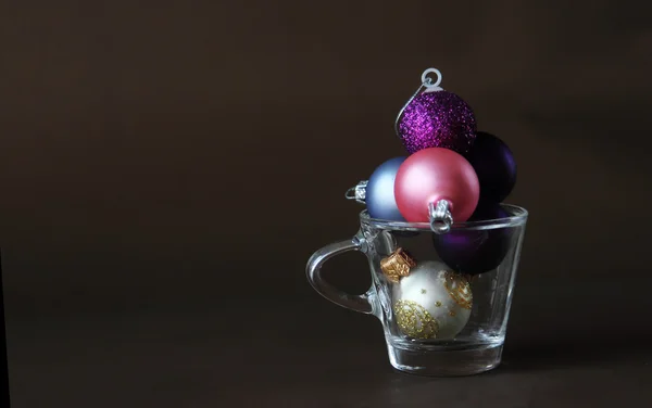Xícara de café com decorações de Natal no fundo escuro — Fotografia de Stock