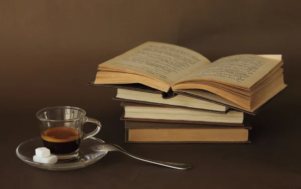 Cup of coffee on vintage books — Stock Photo, Image