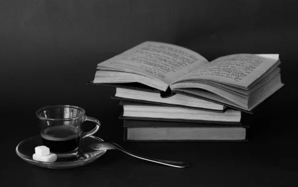 Tasse Kaffee auf alten Büchern — Stockfoto