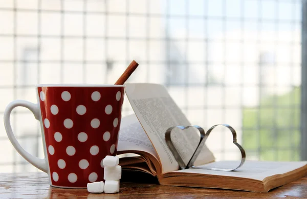 Kopp ofcoffee och bok om vintage träbord — Stockfoto