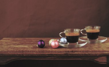 iki bardak kahve ile Noel topları
