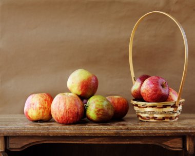 Tahta masada taze elmalar.