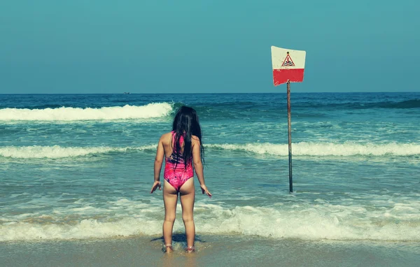 Menina na costa azul do mar em férias de verão — Fotografia de Stock