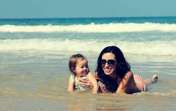 Moeder en dochter op het strand — Stockfoto