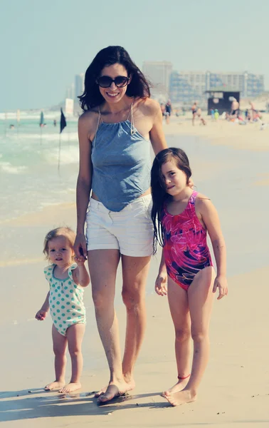 在海滩上的两个女儿与母亲 — 图库照片