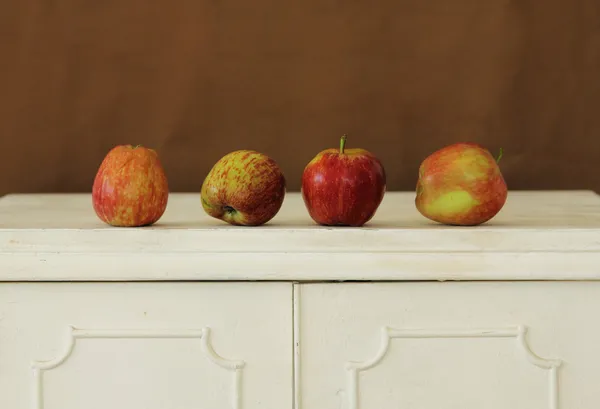 Свіжі яблука на дерев'яному столі — стокове фото