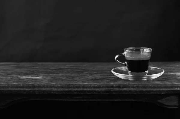 Espresso quente no fundo de madeira vintage — Fotografia de Stock