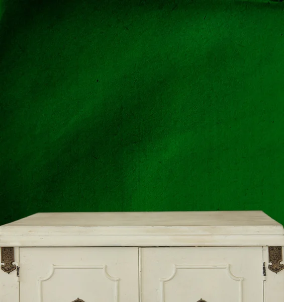 Винтажный фон с деревянным столом и тертой зеленой стеной — стоковое фото