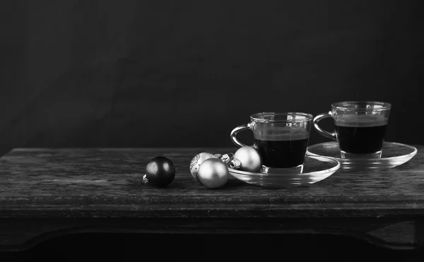 Two cups of coffee with christmas balls — Stock Photo, Image