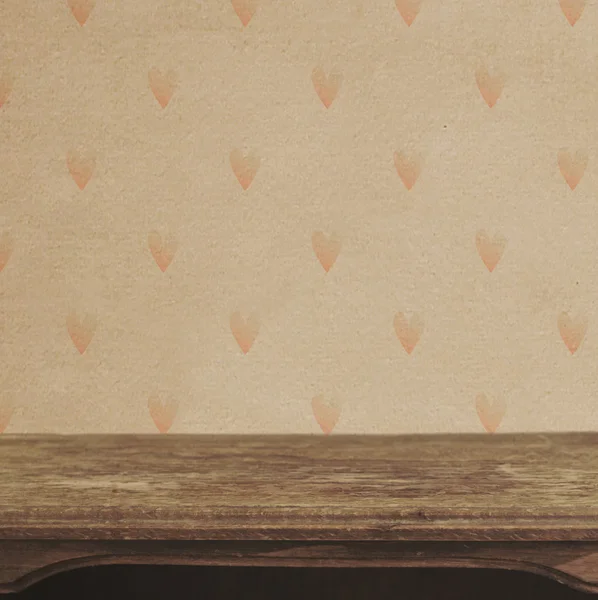 Винтажный стол на фоне стенки сердца — стоковое фото