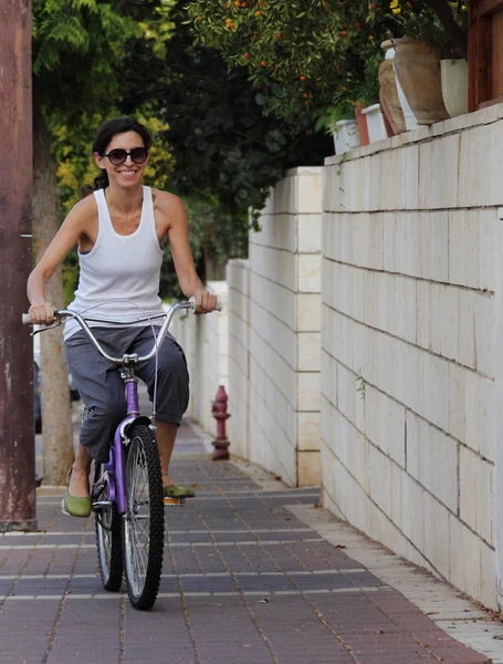 Kvinna med cykel — Stockfoto